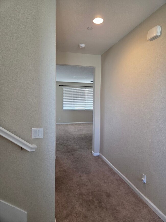 Building Photo - Beautiful 4 Bedroom Home