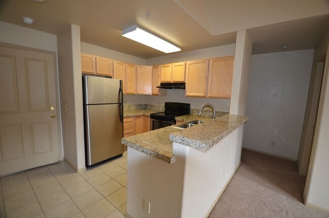 Building Photo - Unfurnished 2 Bed 2 Bath Condo-HEAT INCLUDED!