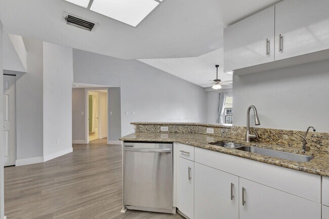Building Photo - 600 Crestwood Ct N