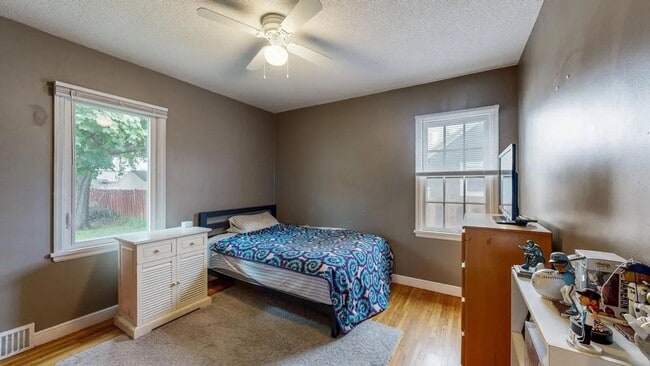 Building Photo - Welcome to this charming 2-bedroom, 1-bath...