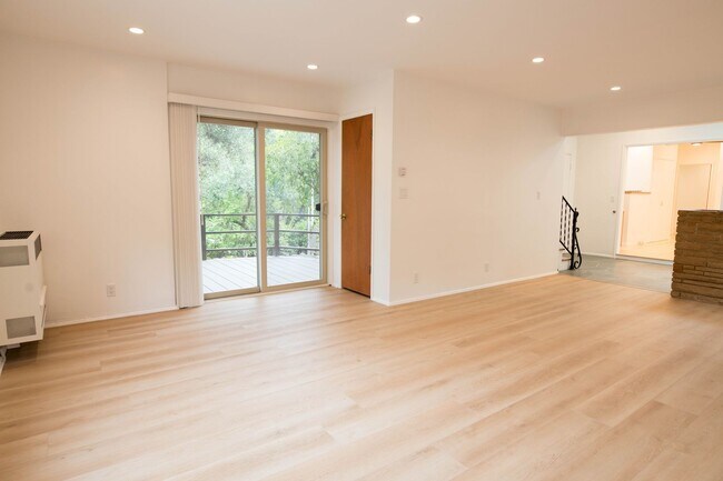 Building Photo - 3 Bedroom 2 Bathroom Home in Mission Canyon
