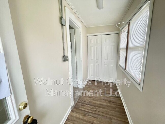 Building Photo - 870 S Main St