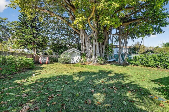 Building Photo - 1511 S Palmway