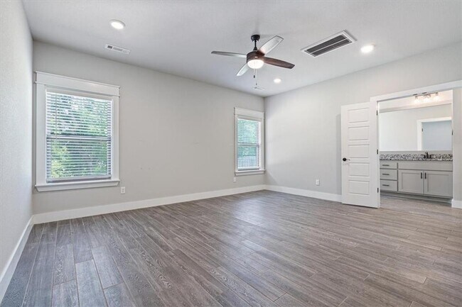 Building Photo - 3500 SW Lucretia Rd