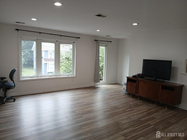 Building Photo - 71 Redmond St