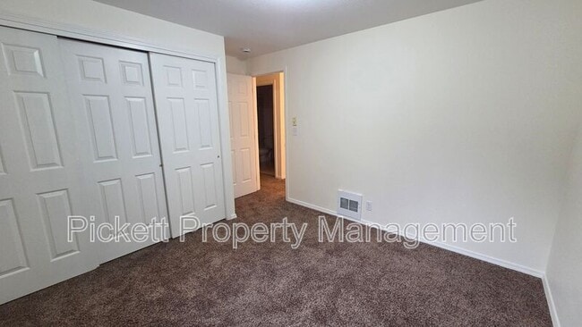 Building Photo - 565 NW Carolyn Ln