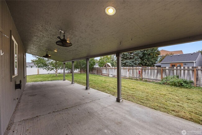 Building Photo - 4 bed, 3.5 bath home in cul-de-sac