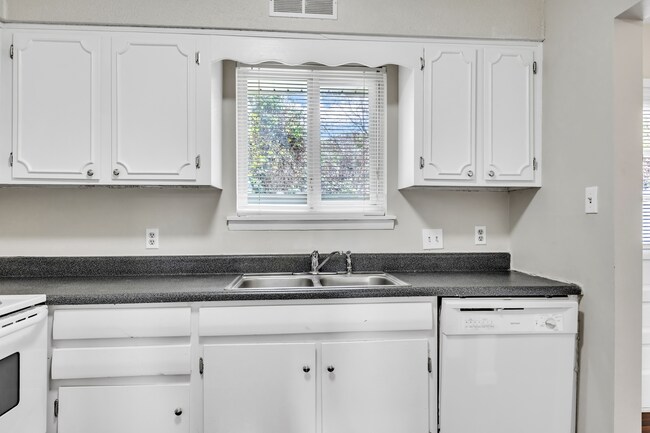 Building Photo - 2/2.5 Walking Distance to NC State