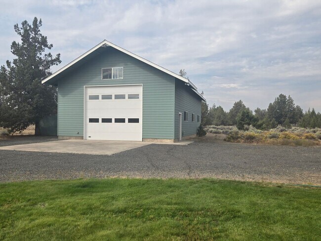 Building Photo - 6762 NW Larch Dr