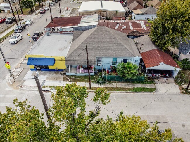 Building Photo - 2303 Chestnut St