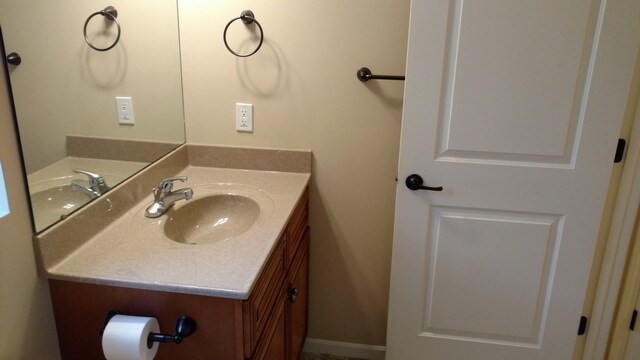 Building Photo - 4 bedroom, 3 bath home on quiet Cul-de-sac...