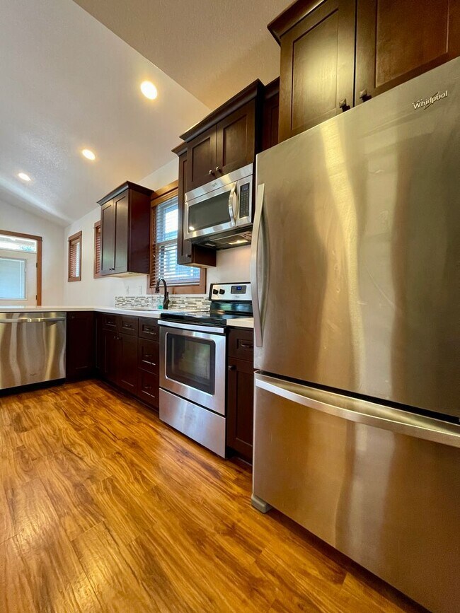 Building Photo - Gorgeous Cottage in Oregon City~ Hardwood Floors~ Private Back Area~ Washer/Dryer~ A/C