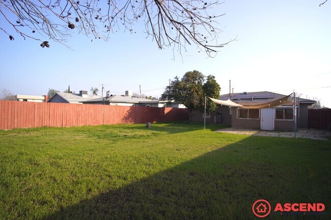 Building Photo - 3 bedroom Home in Oildale!