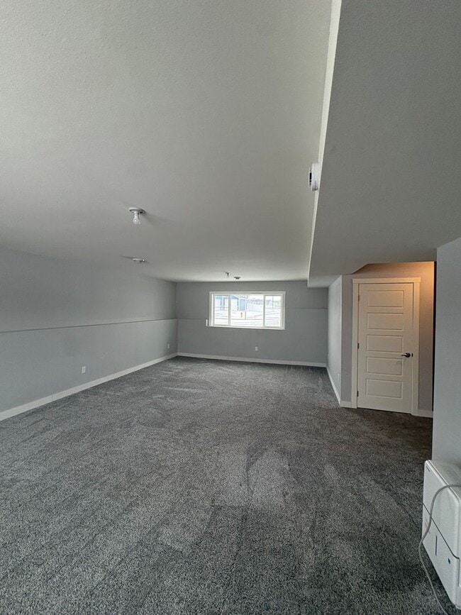 Building Photo - 4 Bedroom Home