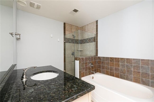 Building Photo - 804 Madison Ln S E