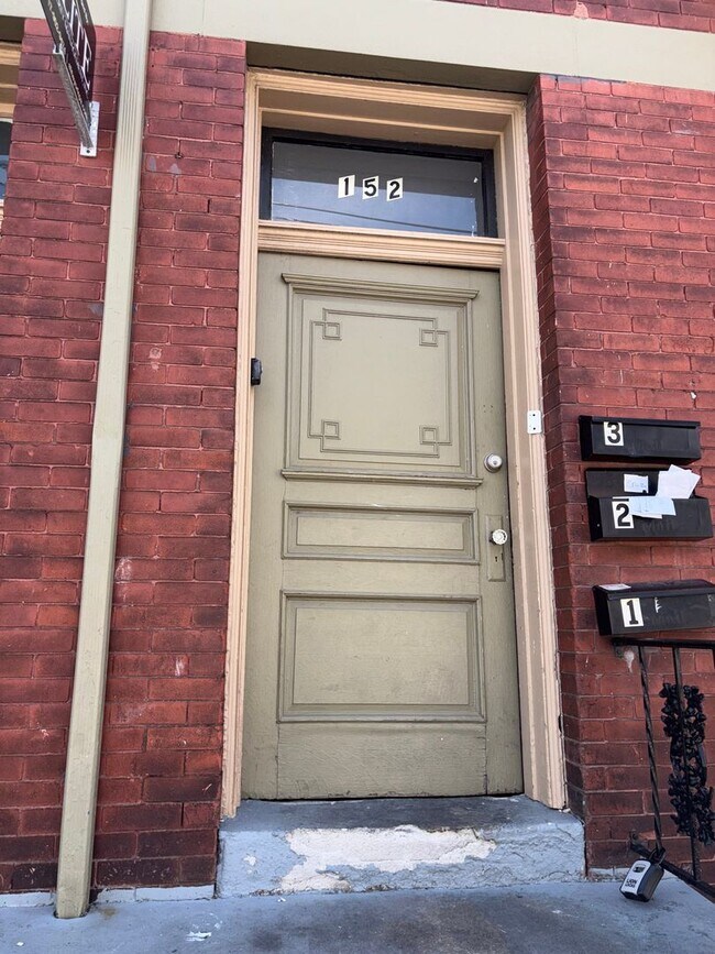 Building Photo - 152 W King St