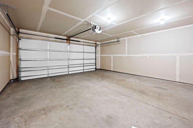 Building Photo - 521 Meadow Ln
