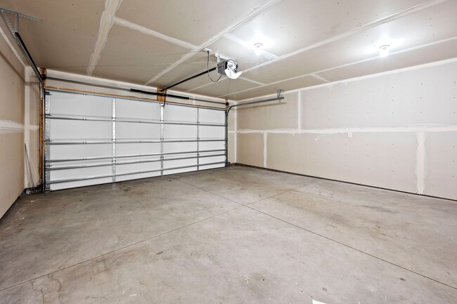 Building Photo - New 3 Bedroom Townhome