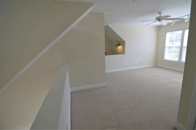 Building Photo - 2BR, 2BA Duplex with Close Water Access fo...