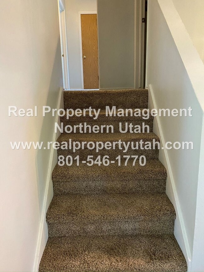 Building Photo - 5 Bedroom Home In West Point Available Now!