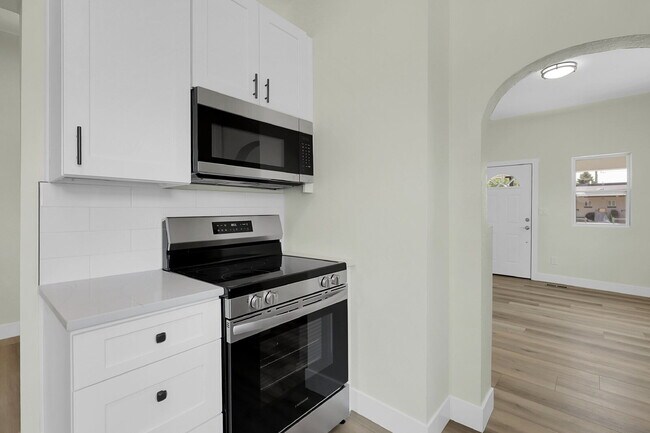 Building Photo - $2,295 - 2 Bed, 1 Bath Newly Renovated Hom...