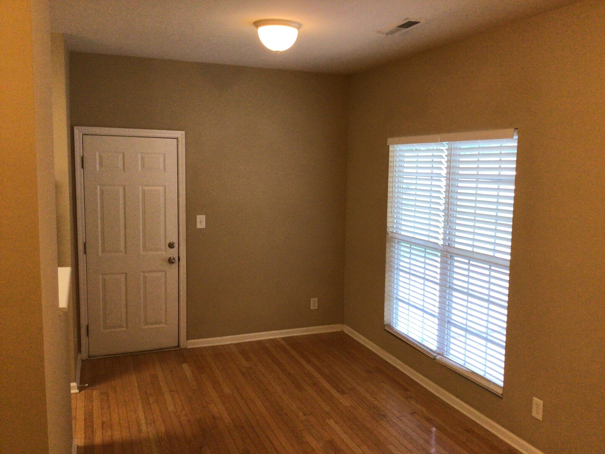 Building Photo - 555 Rockbridge Dr