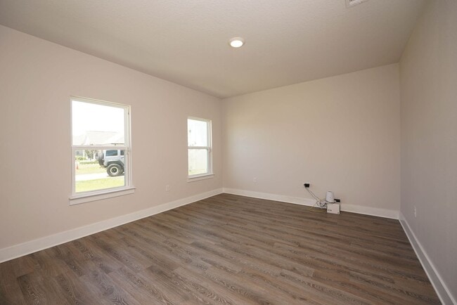 Building Photo - Spacious 5-Bedroom Home in Desirable Crest...