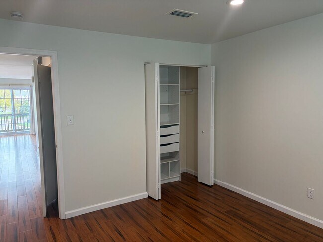 Building Photo - Well Maintained 2nd Floor Condo Now Available in Northridge Estates