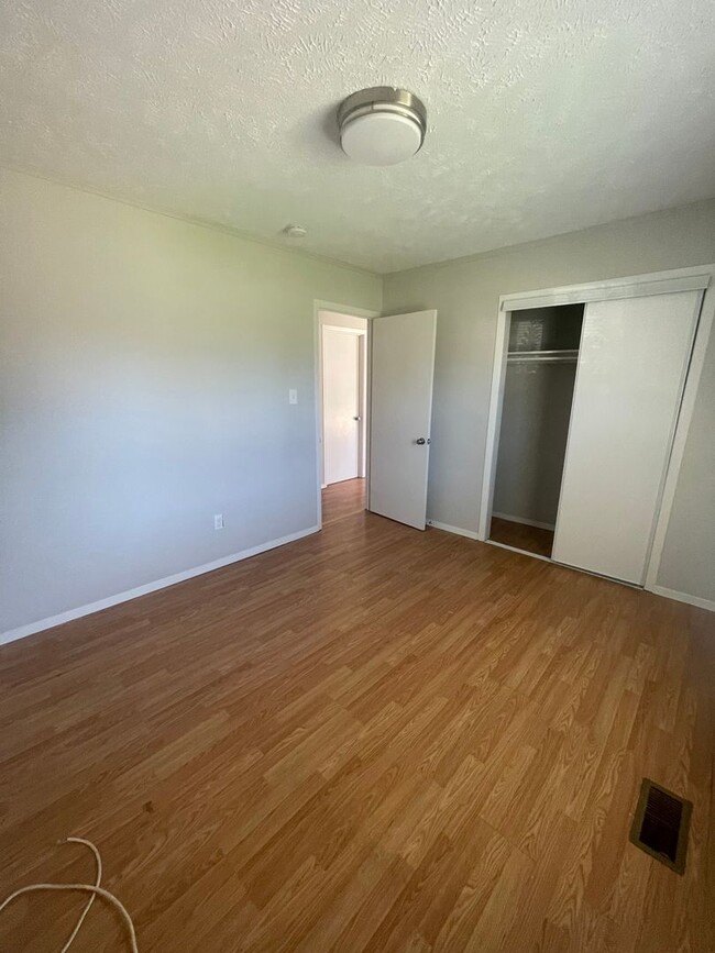 Building Photo - Two Bed/One Bath Centrally Located to West...