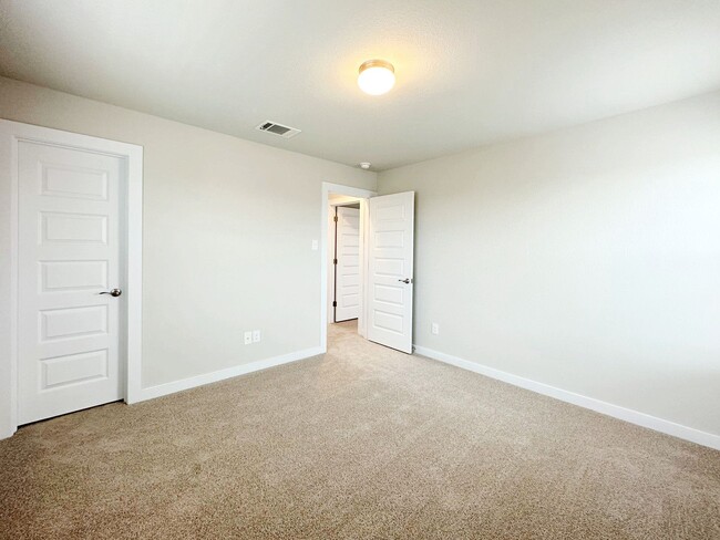 Building Photo - 424 Hortus Dr