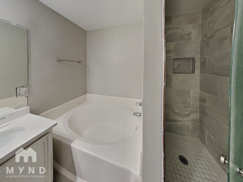 Building Photo - 421 Pin Oak Ln