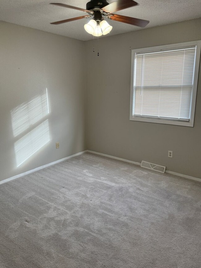 Building Photo - 4 Bedroom, 2 Bath Home for Rent