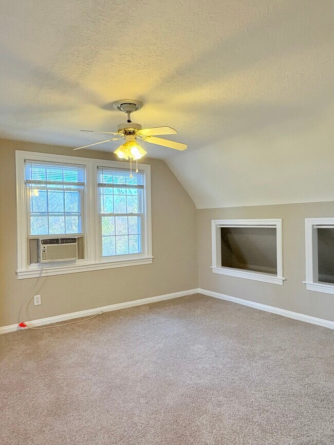 Building Photo - 707 Edgewood St