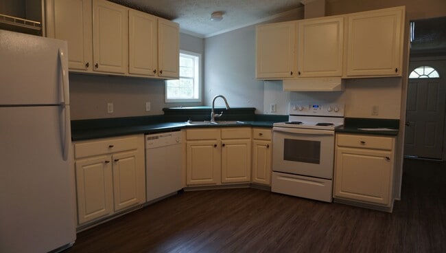 Building Photo - 3 Bedroom Mobile Home in the County