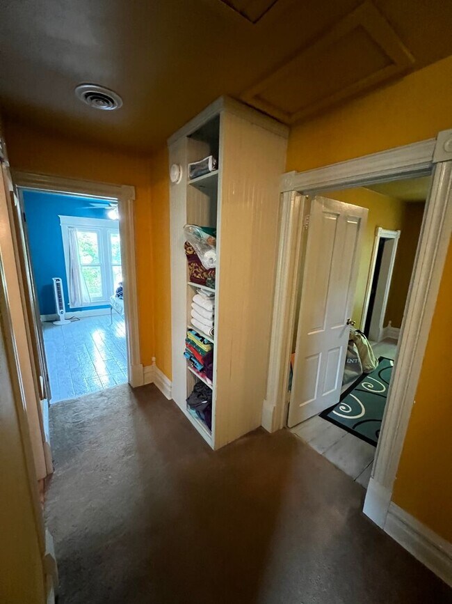 Building Photo - Lovely Furnished Home Available September ...