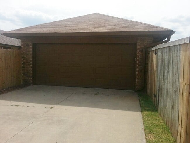 Building Photo - 2108 Meench Dr