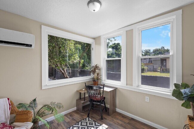 Building Photo - Sweet Cottage, minutes away from the University and Hospitals!