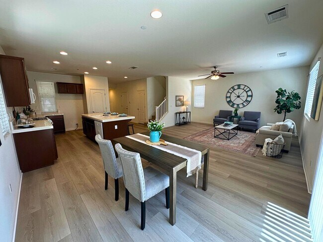 Building Photo - Stunning 4 Bedroom, 3 Bath Questa Home