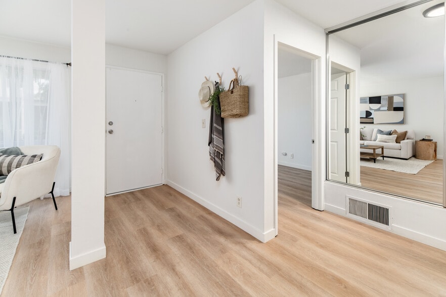 Building Photo - 13754 Mango Dr