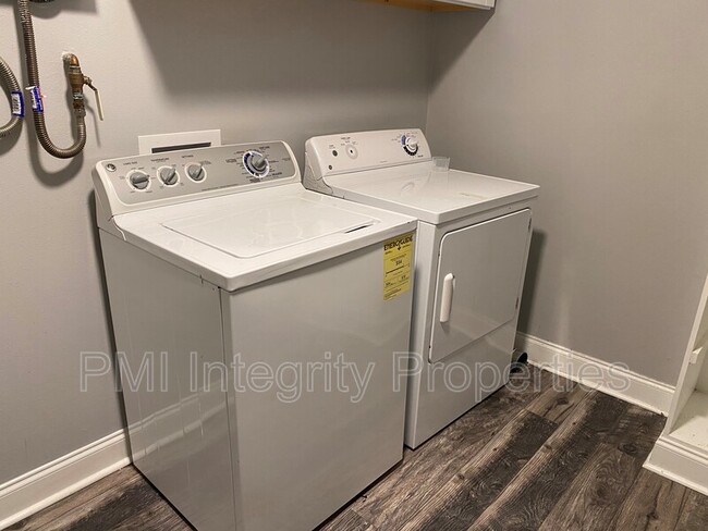 Building Photo - 7993 Greenlea Dr