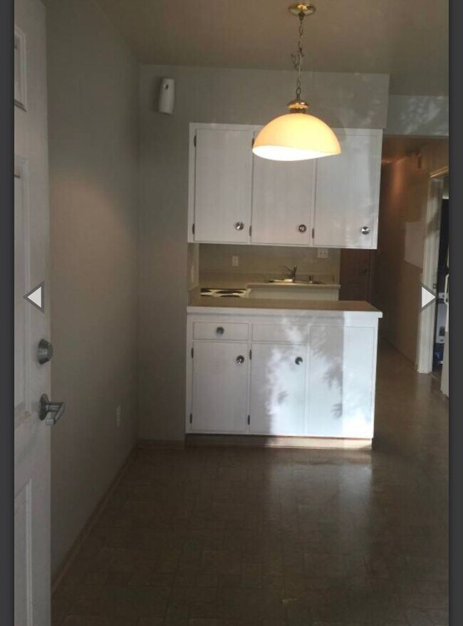 Building Photo - 1 Bedroom Unit, fantastic Location