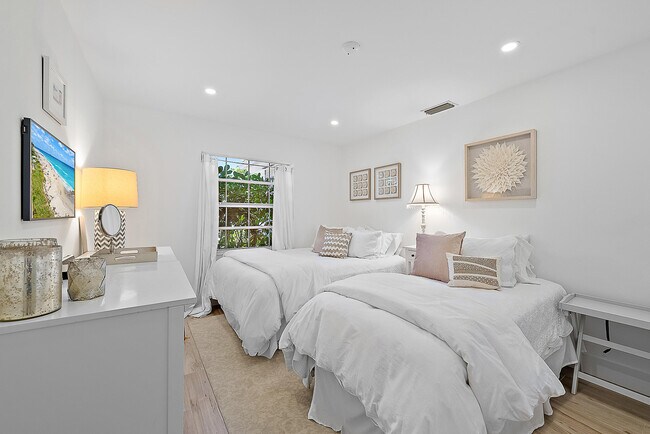 Building Photo - 15 Commodore Pl