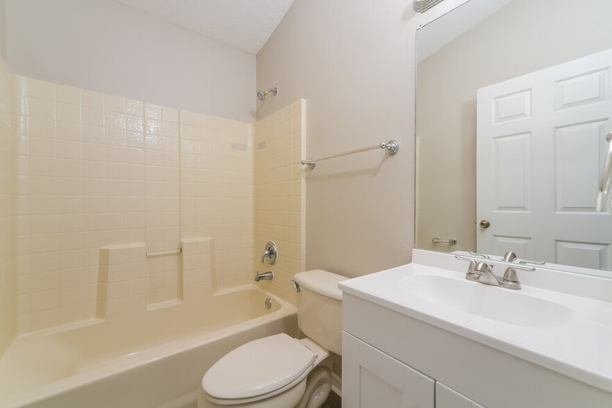 Building Photo - 1323 Hillview Dr