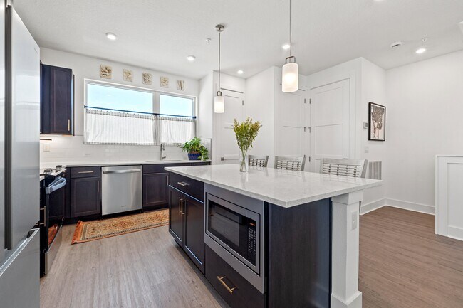 Building Photo - 320 15th St N