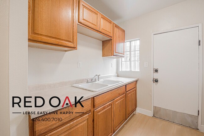 Building Photo - 638 E 82nd St