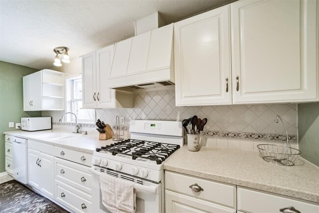 Building Photo - 9910 Pine Lake Dr