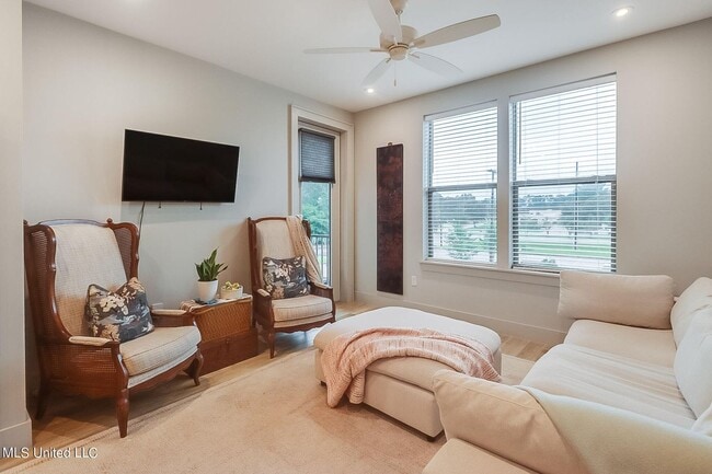 Building Photo - 2 Bed 2 Bath Condo - Open Concept at the I...