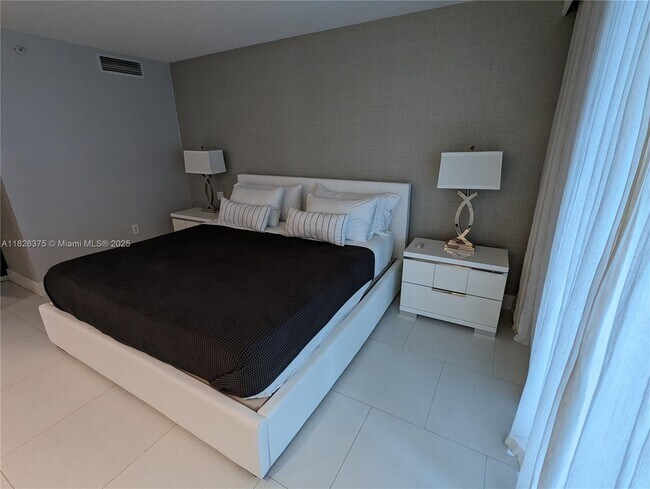 Building Photo - 2101 Brickell Ave