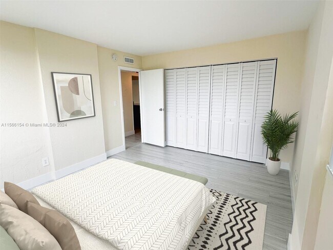 Building Photo - 2715 Tigertail Ave