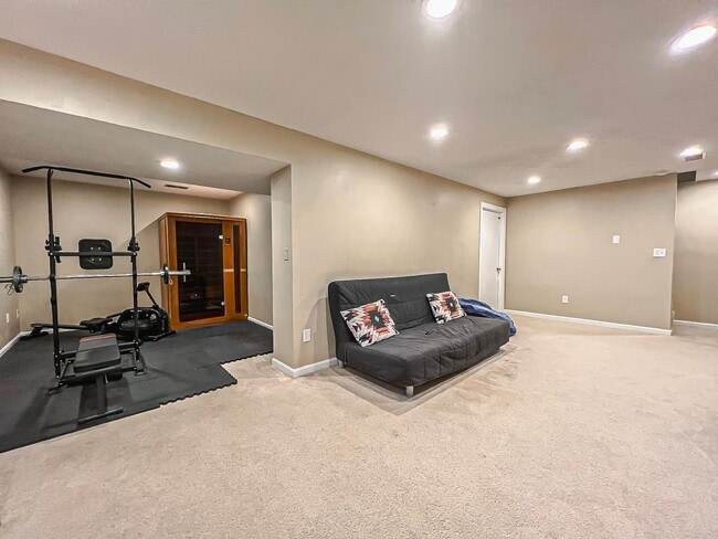 Building Photo - Beautiful and Spacious 4 Bedroom 2.5 Bathr...